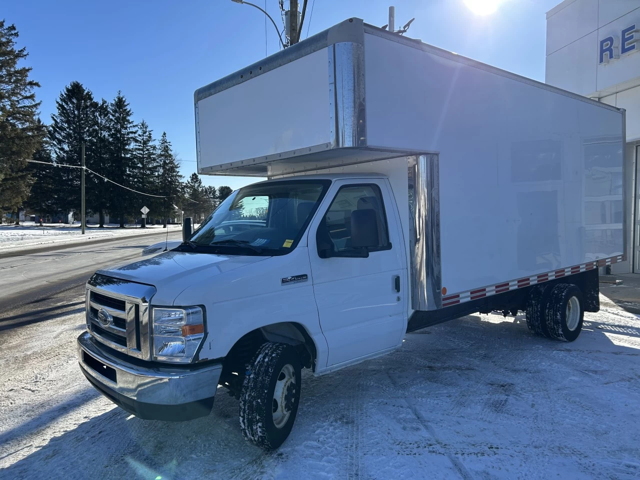 2019 Ford SÉrie E tronquÉ E-450 DRW WB Main Image