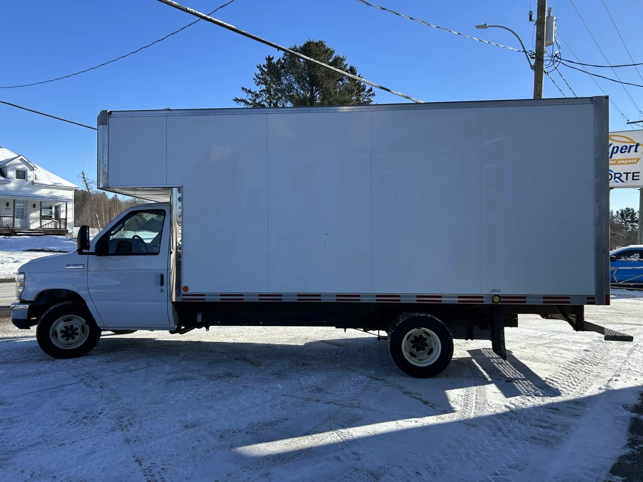 2019 Ford SÉrie E tronquÉ E-450 DRW WB Main Image