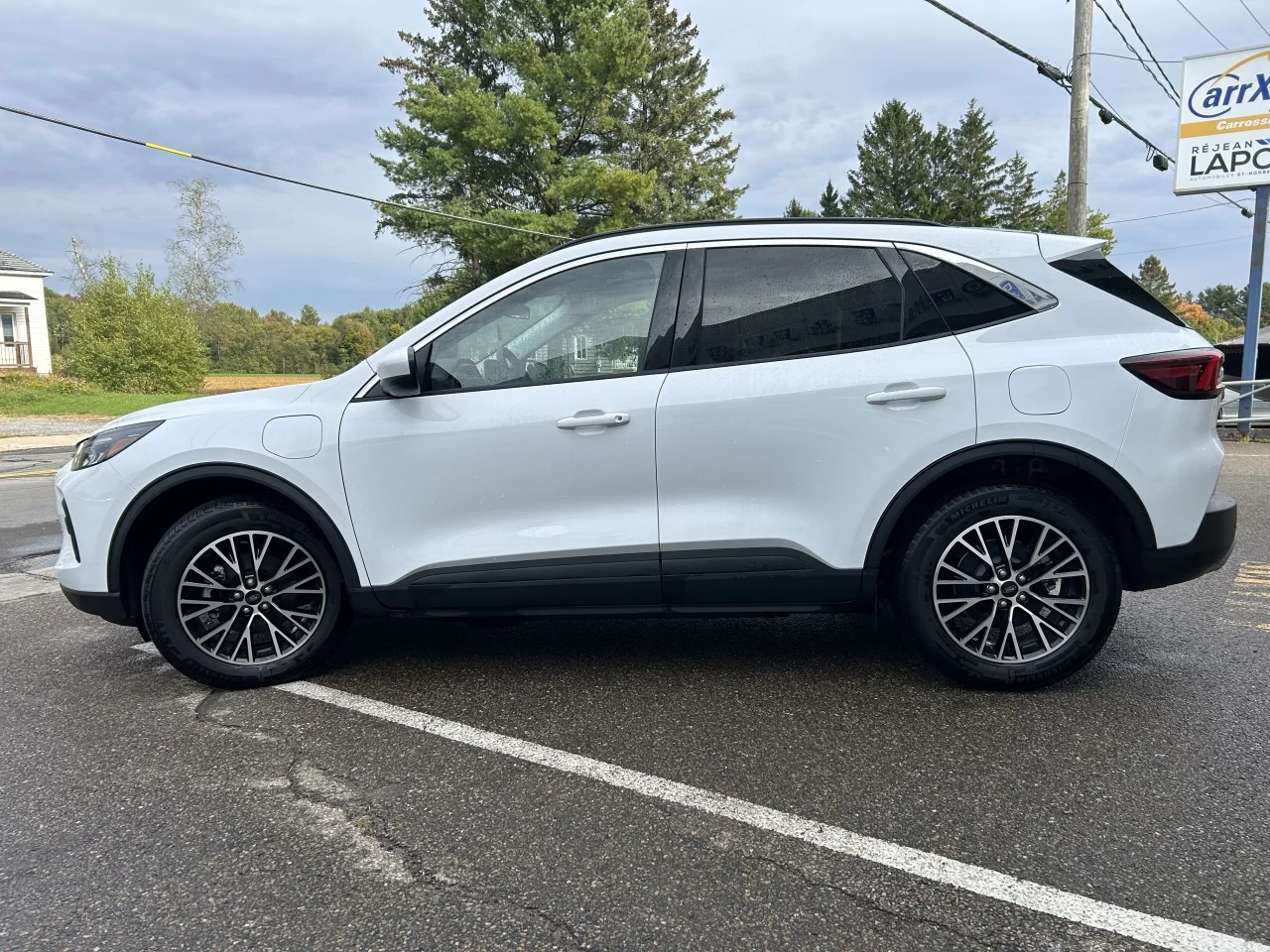 2023 Ford Escape PHEV https://www.rejeanlaportelincoln.com/resize/b990ff35b810a3abc0cc817b2ca24889-1